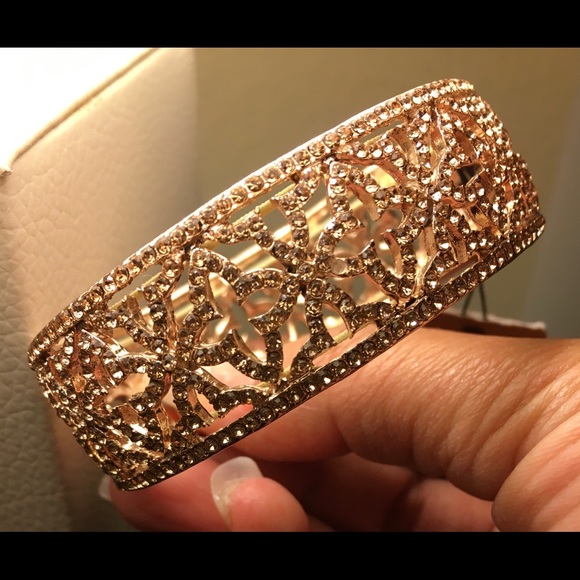 Showroom- Vintage Monet Gold Bracelet - Picture 1 of 13
